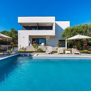 Apartament Crowonder Sun Dance With Heated Swimming Pool Seaview And Garden, Sveti Filip i Jakov